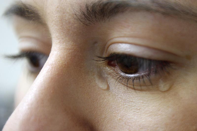 Ứa nước mắt là một triệu chứng cảnh báo về thị lực bất thường