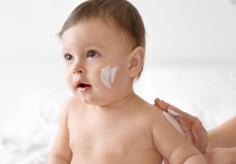 Dưỡng ẩm đều đặn giúp chàm sữa ở trẻ sơ sinh mau khỏi và hạn chế tái phát