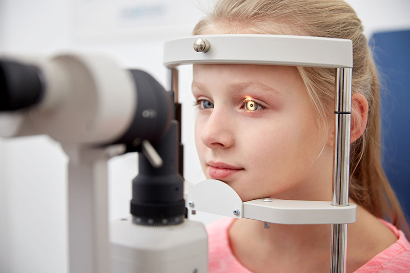 Khi trẻ xuất hiện các dấu hiệu bất thường, bố mẹ nên đưa trẻ đến gặp bác sĩ chuyên khoa mắt để được thăm khám và có biện pháp chữa trị kịp thời