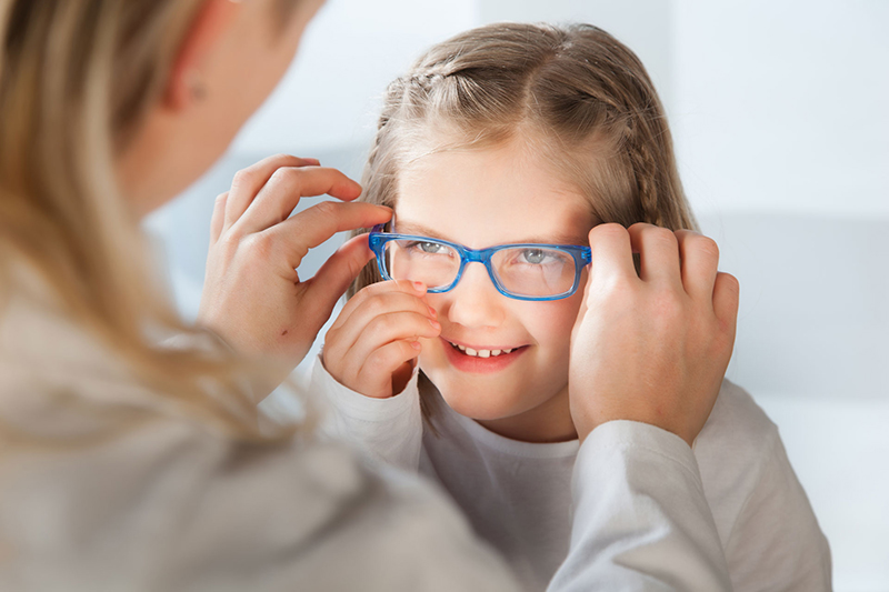 Đeo kính viễn thị đúng độ sẽ giúp mắt trẻ không bị tăng độ