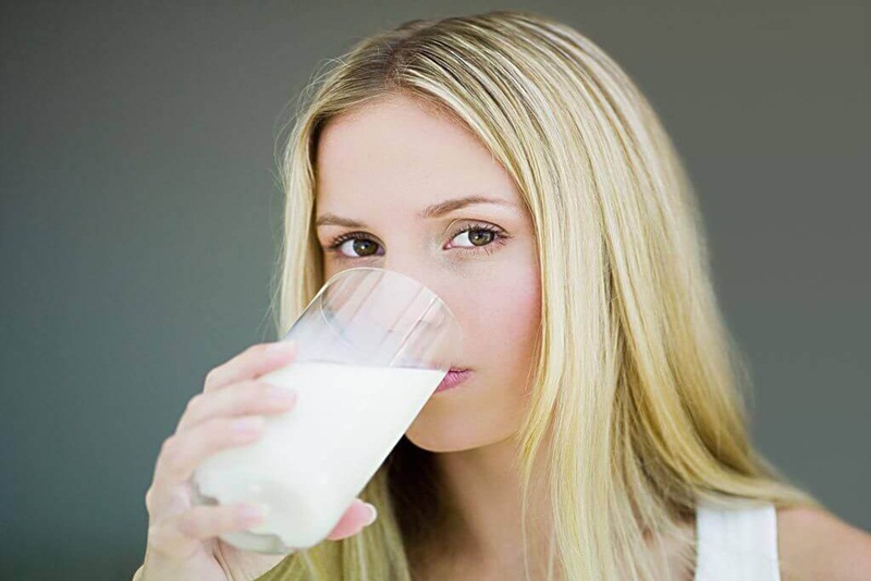 Cho bệnh nhân uống sữa để bổ sung đường