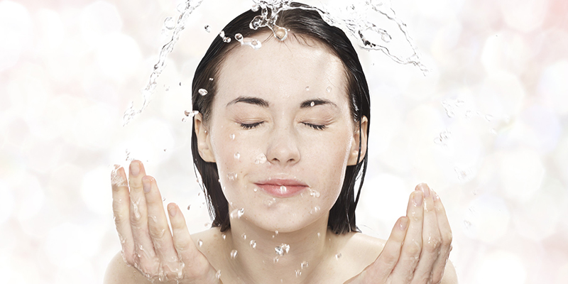Cần rửa mặt thường xuyên để hạn chế bụi bẩn bám lại trên da