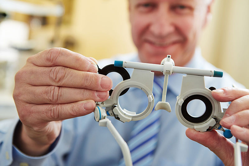 Đeo kính lão là một biện pháp tạm thời được áp dụng phổ biến đối với tật viễn thị