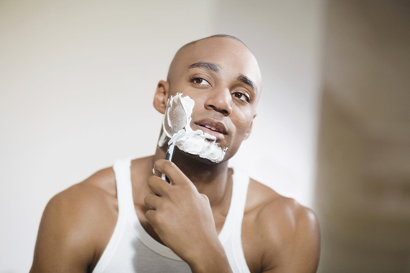 Khi cạo râu, bạn nên sử dụng kem dưỡng để hạn chế gây tổn thương nang lông