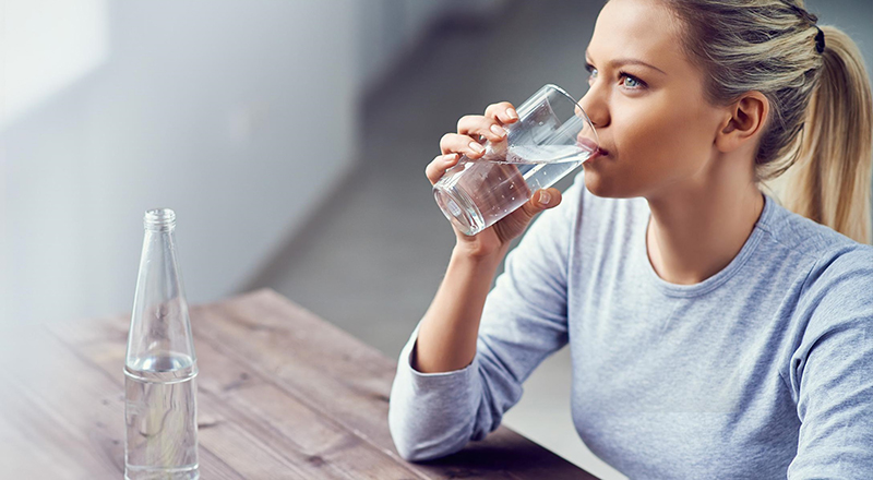 Uống ít nước càng làm làm cho mụn đầu đen phát triển
