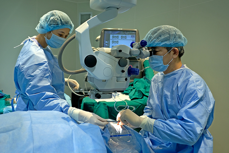 Phẫu thuật khúc xạ có thể được áp dụng ở đa số trường hợp mắc viễn thị
