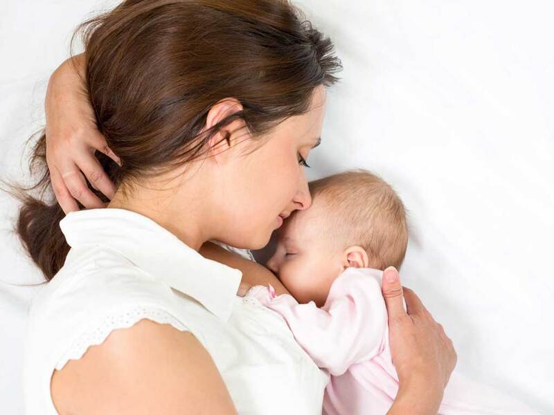 Bú sữa mẹ trong những tháng đầu đời giúp hạn chế nguy cơ mắc bệnh chàm sữa