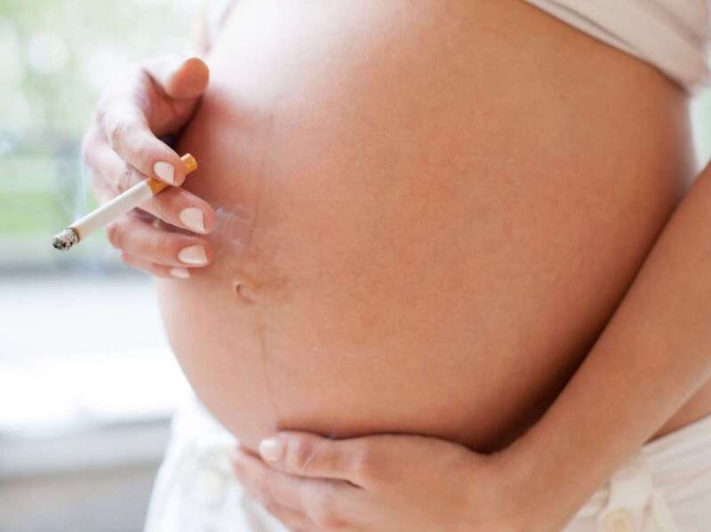 Khói thuốc ảnh hưởng không tốt đến sự phát triển của thai