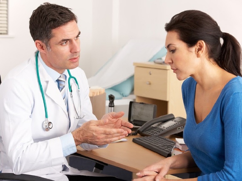 Bác sĩ giải thích cho bệnh nhân biết khi nào cần tiến hành điều trị vi khuẩn HP
