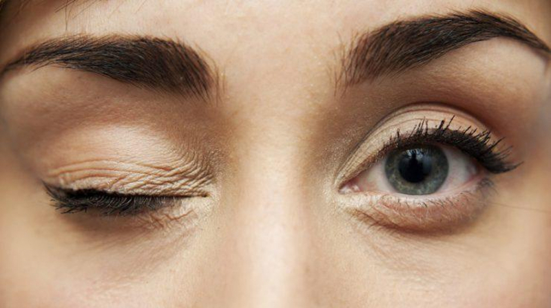 Co giật nửa mặt thường bắt đầu từ cơ mí mắt