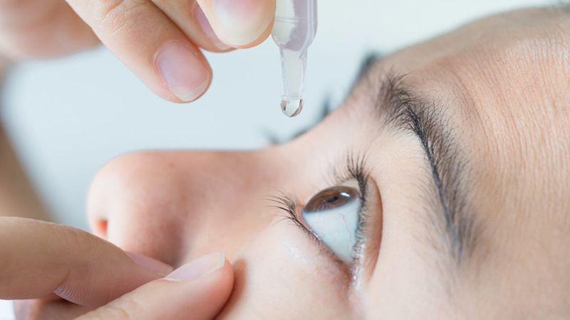 Cách trị đỏ mắt hiệu quả mà an toàn là dùng thuốc nhỏ mắt