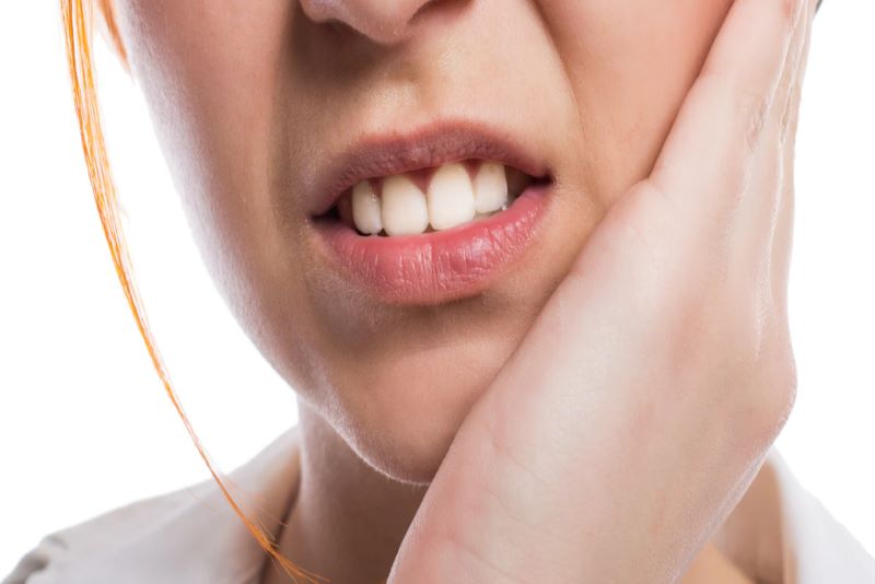 Bệnh nhân đau nhức khi tủy răng bị tổn thương