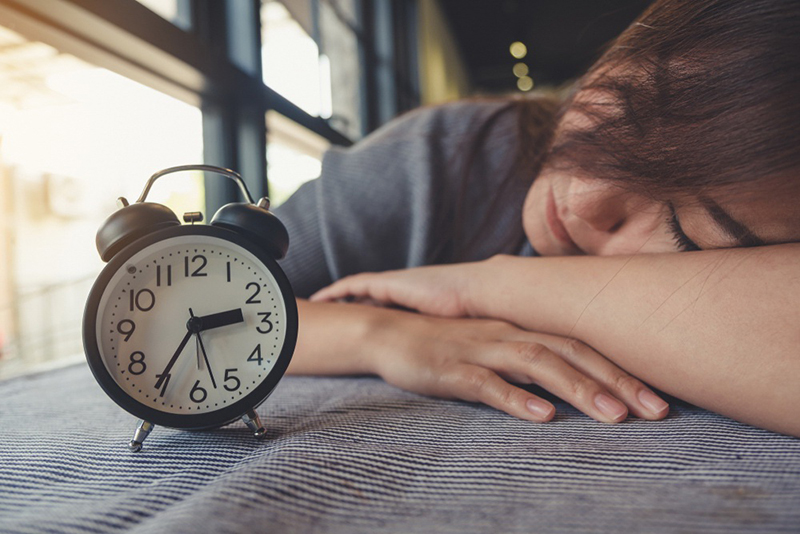 Đồng hồ báo thức sẽ giúp bạn kiểm soát tốt thời gian ngủ trưa