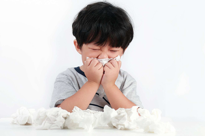 Nguyên nhân khiến trẻ bị chảy máu cam có thể là do bé gãi, cào hoặc tác động quá mạnh vào mũi gây vỡ mạch máu mũi