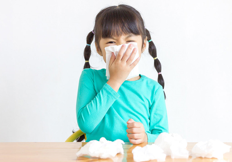 Bố mẹ nên thận trọng khi cầm máu cho bé bằng bông, gạc hay khăn giấy để tránh gây viêm nhiễm mũi