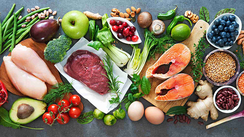Kết hợp cân đối các loại thực phẩm hằng ngày giúp đảm bảo cơ thể luôn được cung cấp đủ lượng dưỡng chất thiết yếu