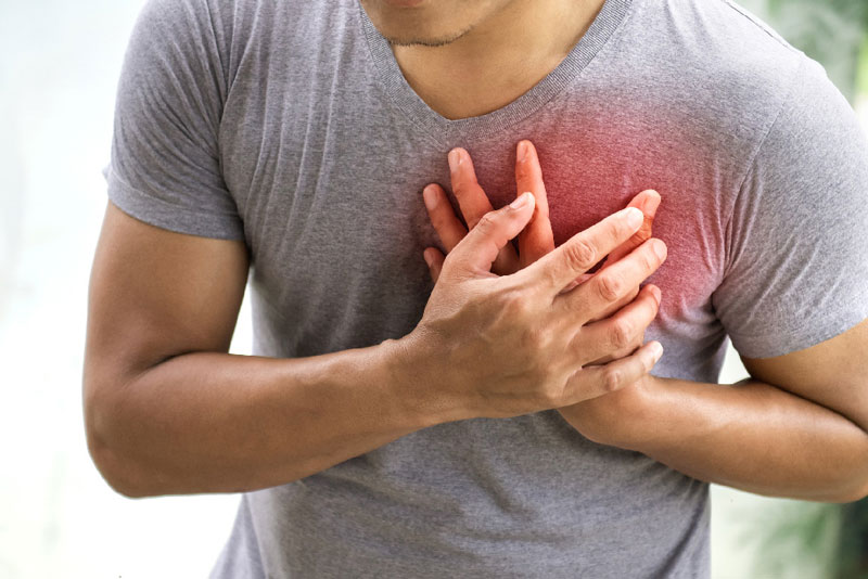 Đau tức vùng ngực và tim do Cholesterol tăng cao