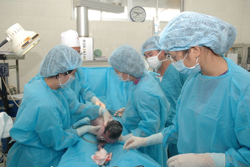 Trong quá trình sinh mổ, bé có thể vô tình bị chạm thương