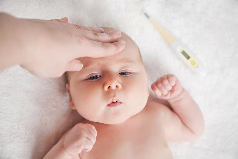 Cần phải hạ sốt cho trẻ sơ sinh khi bị cảm lạnh