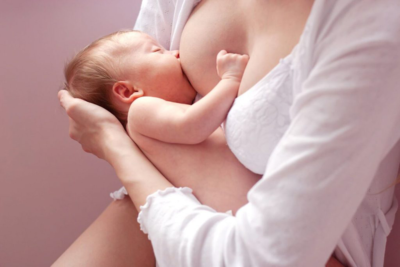 Cho trẻ bú bằng sữa mẹ giúp tăng hệ miễn dịch để phòng tránh bệnh cảm cúm