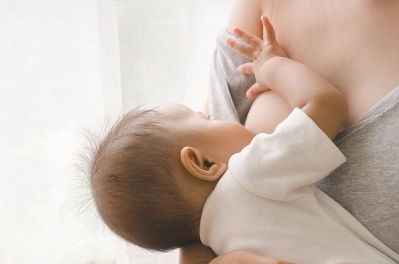 Đói là nguyên nhân thường gặp nhất khiến trẻ khóc đêm do bé ở thời điểm này cần được cung cấp rất nhiều dưỡng chất