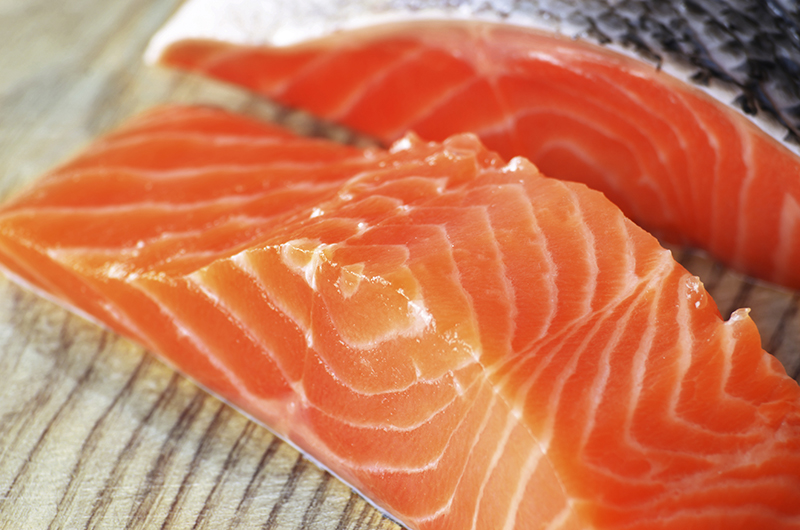 Bạn nên kết hợp cá hồi với các loại rau xanh vừa tăng tính ngon miệng trong mỗi bữa ăn vừa phòng ngừa được ung thư vú