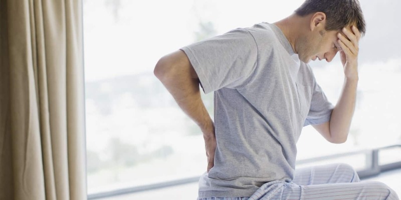 Đau lưng thường không dữ dội như đau do sỏi thận
