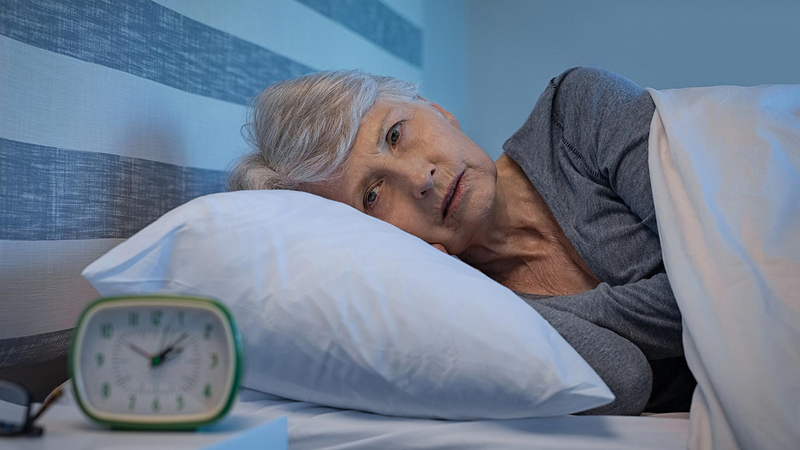 Người già thường bị mất ngủ ở đầu giấc
