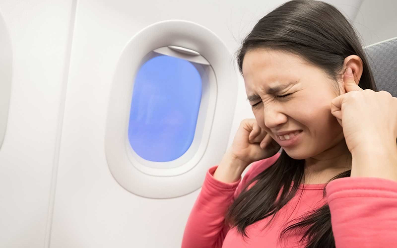 Cảm giác đau rít và khó chịu ở tai là triệu chứng thường xuất hiện khi bị ù tai trên máy bay