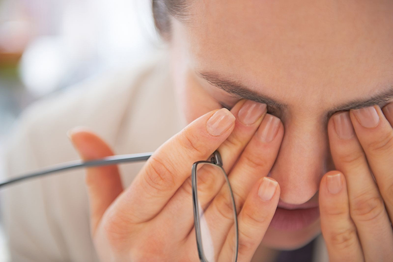 Bị khô mắt do dị ứng là hiện tượng hết sức phổ biến nhưng không quá nghiêm trọng