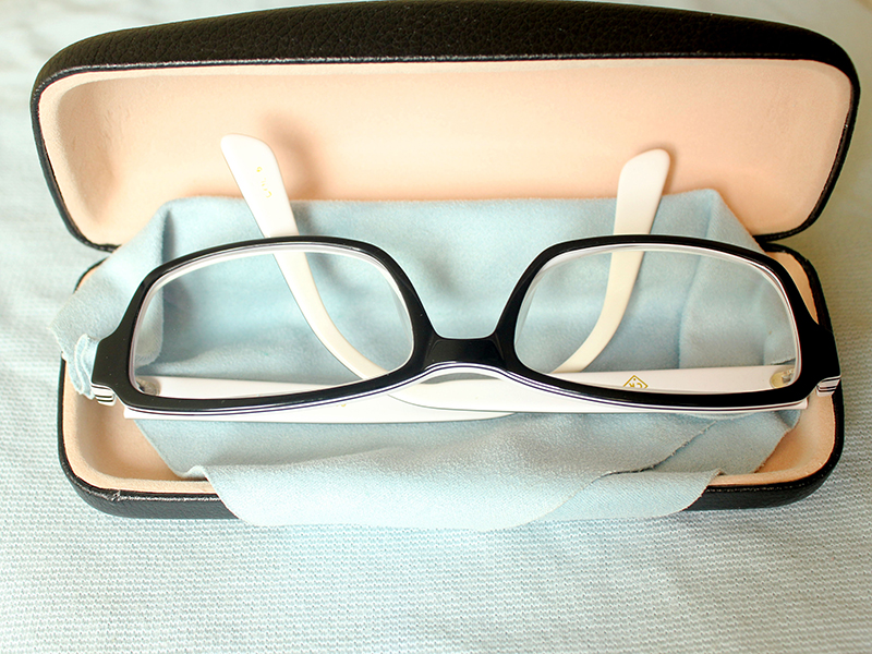 Nên sử dụng kính có gọng thay vì các loại kính áp tròng, giúp bảo vệ đôi mắt của bạn