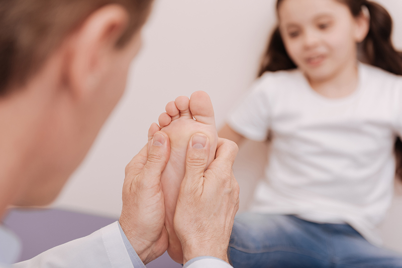 Trẻ bị đau chân ban đêm có thể là do đau xương tăng trưởng