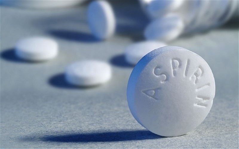 Uống thuốc Aspirin dễ làm chức năng tự bảo vệ của mao mạch nên hắt xì mạnh có thể gây chảy máu