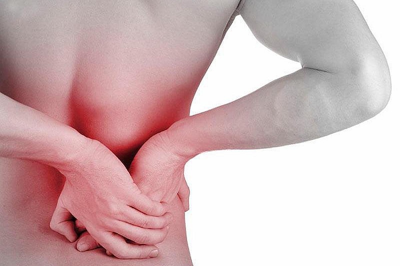 Đau hông hoặc sườn là một trong những triệu chứng của người bị nang thận
