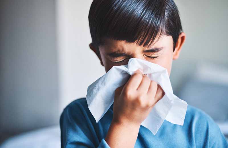 Khi bị cúm người bệnh thường có những triệu chứng như ho, hắt xì, đau đầu, mệt mỏi,...
