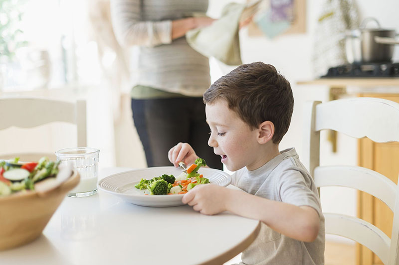 Nên tập cho trẻ thói quen ăn các loại rau củ ngay từ sớm, giúp trẻ bổ sung đầy đủ các thành phần dinh dưỡng