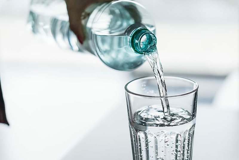 Uống nước là một trong những cách đơn giản nhưng hiệu quả trong mẹo chữa nấc cụt