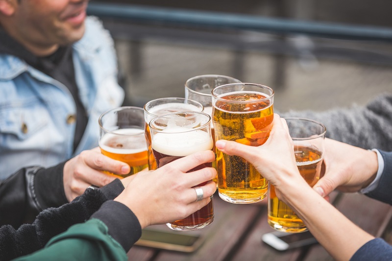 Người bệnh trĩ không nên uống nhiều rượu bia