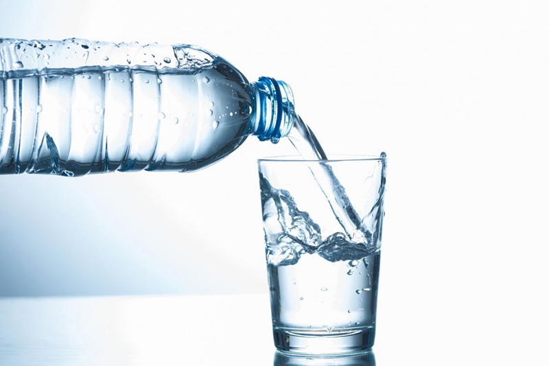 Nước lọc, nước uống tinh khiết là lựa chọn hàng đầu đối với người bị đi ngoài, làm giảm tình trạng mất nước