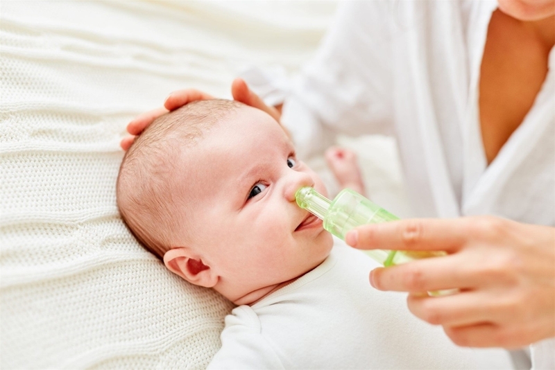 Rửa mũi cho trẻ giúp hạn chế dịch gây tắc đường thở