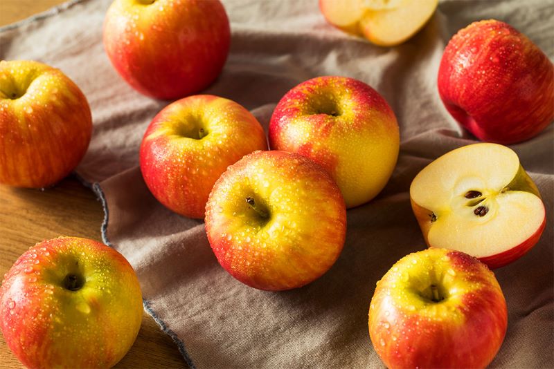 Ăn táo sau khi ăn hành để giảm mùi hôi
