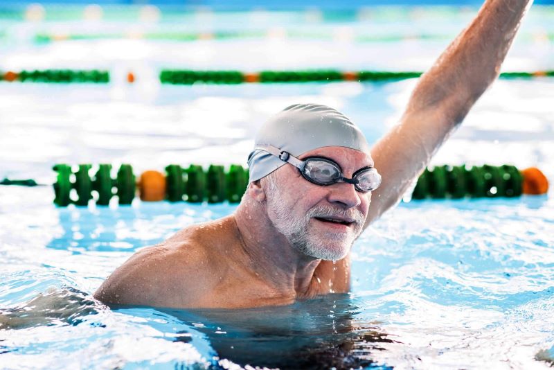 Bơi lội cũng giúp những cơn đau thần kinh tọa thuyên giảm