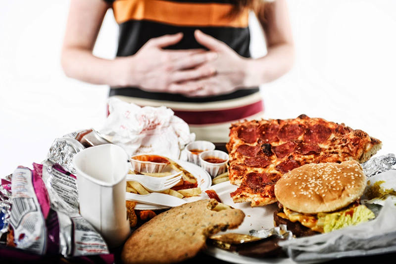 Lạm dụng các loại thực phẩm chế biến sẵn, đặc biệt là thức ăn nhanh là một trong những con đường dẫn đến bệnh ung thư