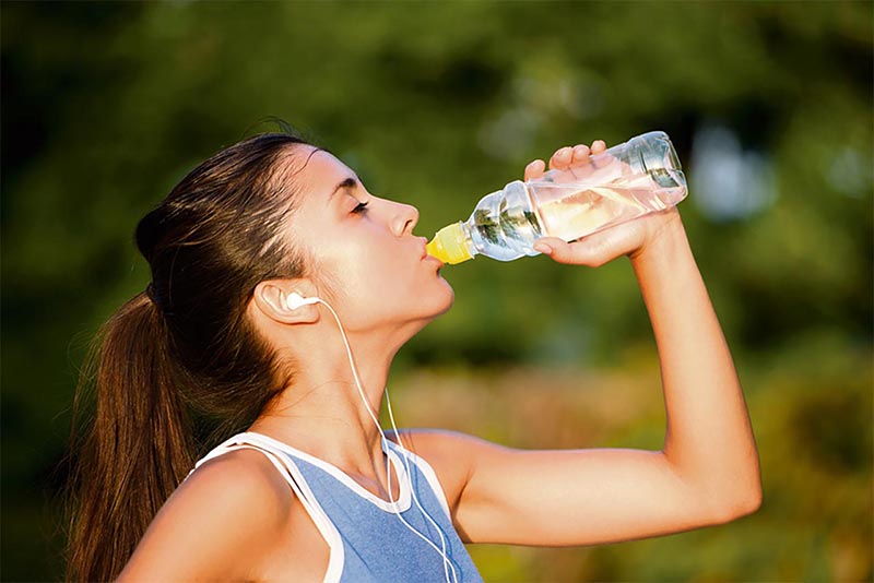 Bạn cần bổ sung nước trong quá trình tập luyện để tránh mất nước