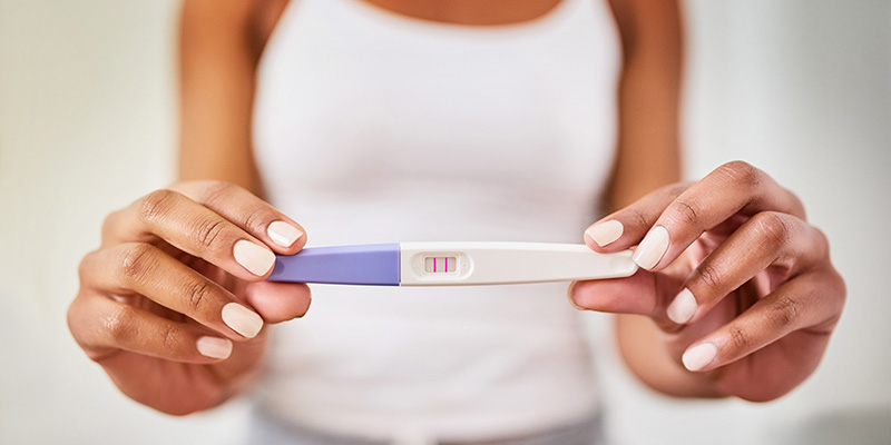 Sử dụng que thử thai để biết chắc chắn liệu ợ chua có phải dấu hiệu mang thai hay không