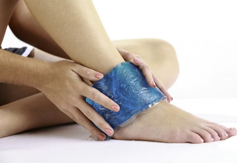 Chườm đá thường được thực hiện để xử lý nhanh tình trạng bong gân cổ chân