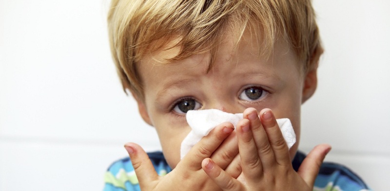 Trẻ đùa nghịch có thể gây tổn thương mũi và chảy máu cam