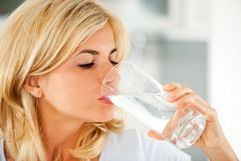 Uống nước nhiều là cách chữa khô miệng đơn giản hiệu quả