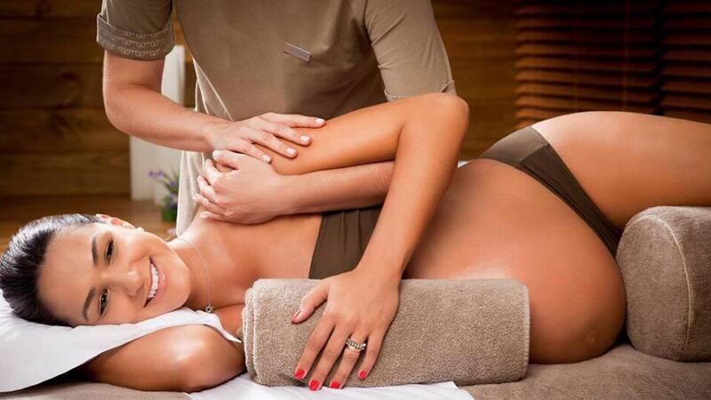 Massage giúp lưu thông máu và giảm phù chân ở phụ nữ mang thai