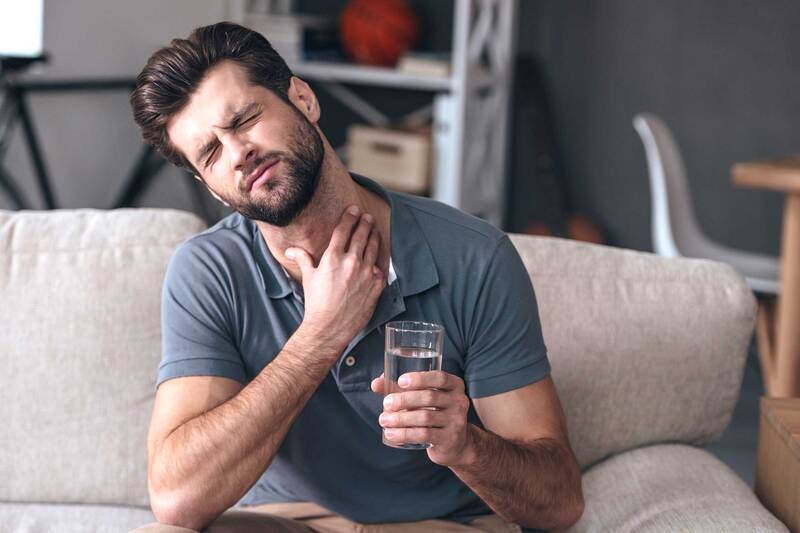 Viêm họng trào ngược gây đau cả khi uống nước